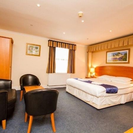 Chesters Hotel & Restaurant Салфорд Екстериор снимка