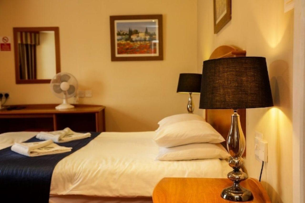 Chesters Hotel & Restaurant Салфорд Екстериор снимка